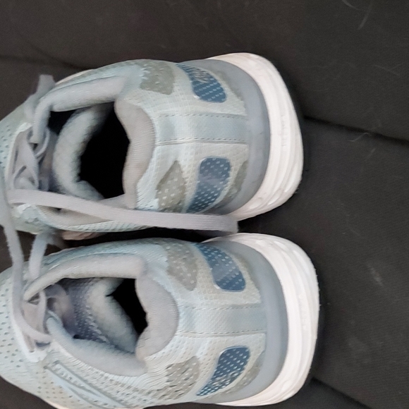 Light blue New balance shoes - Picture 3 of 4